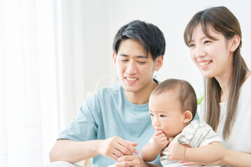 リビングでの家族のポートレート　子育て世代