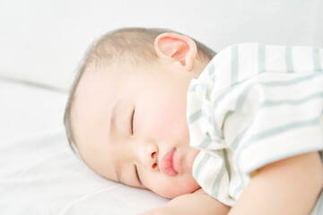 家で昼寝する乳幼児