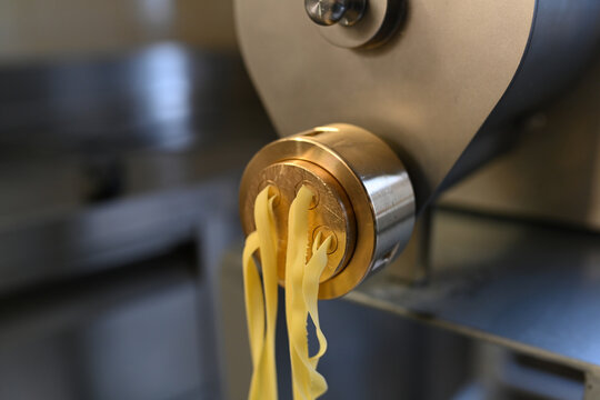 macchina pasta fresca Italia tagliatelle trafila al bronzo 