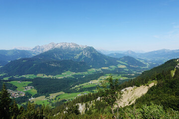 Fototapeta na wymiar The view from Gablonzer huette to Zwiesel valley, Gosaukamm mountain ridge, Germany