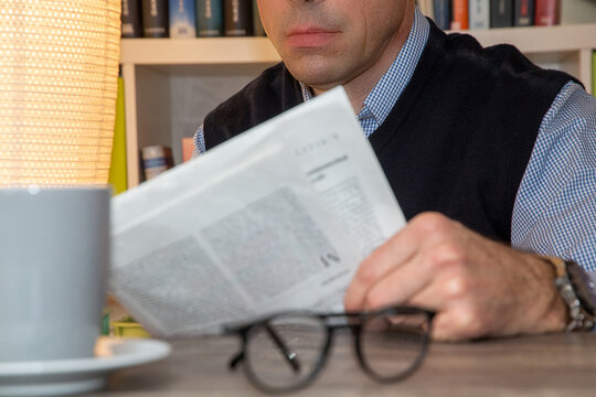 Mann liest die Zeitung (Symbolbild, model released)