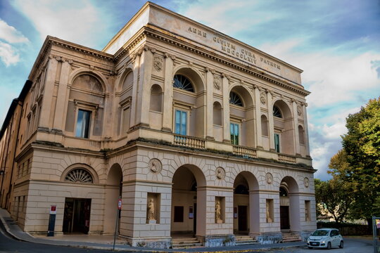spoleto, italien - altes teatro nuovo gian carlo menotti