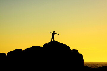 Niño celebrando el atardecer, Barbanza, Galicia, España