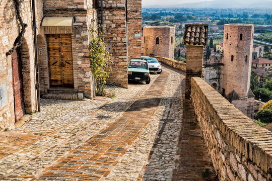 spello, italien - altstadt mit porta venere