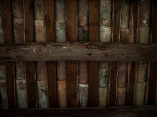 imagen detalle textura techo de baldosas con las vigas de madera 
