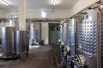 Interno di cantina per vinificazione, viticoltura, affinamento e creazione del mosto. Cisterne in...