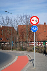 Verkehrsschild Fahrrad überholen verboten mit Straße und Fahrradweg