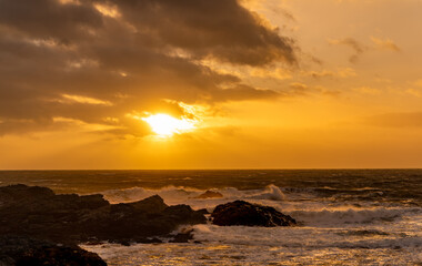 Obraz premium Rough seas at sunset on the Isle of Anglesey