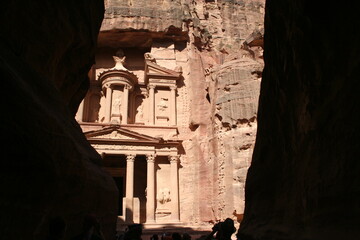 Primera visión de Petra, en Jordania, tras pasar el cañón del Siq, fachada de piedra excavada en la roca donde los turistas se agolpan para hacer la foto