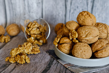 Nozes naturais sem casca em fundo rústico de madeira