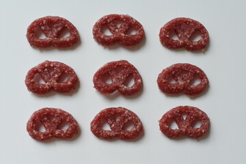 Brezeln aus Salami isoliert auf weißem Hintergrund