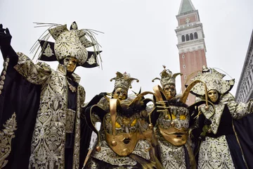 Wandcirkels plexiglas Carnaval Group of men and women dressed up for the Venice carnival wearing golden and black harlequin costumes  © CarlosMSubirats
