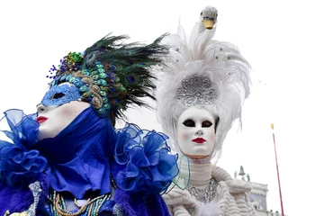 Poster Couple of people dressed up for the Venice Carnival wearing royal turkey feathers and white swan © CarlosMSubirats