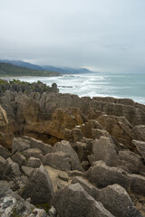 Fototapeta na wymiar Pancake Rocks in Neuseeland. Felsküste am Meer mit Felsen aus verschiedenen Schichten.