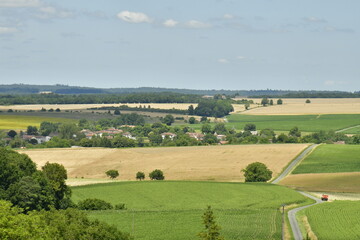 Vue vers le bourg de Fontaine dans l'immensité des champs depuis le puy de Versac au Périgord Vert 