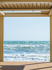 Pergola frente a un mar de olas rompientes