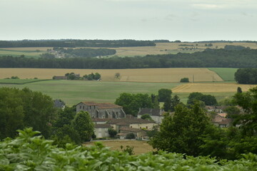 Le bourg de Champagne avec son église fortifiée en style romane vue depuis le sommet d'une colline au Périgord Vert 
