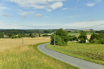 Route de campagne entre champs et prairies près du bourg de Vendoire au Périgord Vert  © Photocolorsteph