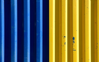 Obraz premium Blue and yellow container close-up
