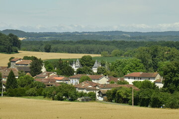 Le bourg de Champagne niché dans un cadre champêtre entre champs et bois au Périgord Vert