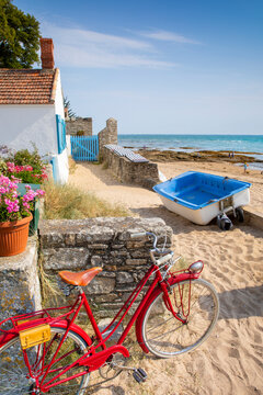 Vieux v&eacute;lo rouge en bord de mer, sur l'&icirc;le de Noirmoutier en Vend&eacute;e, France.