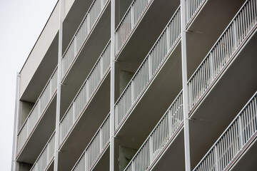 Edificio con balcones blancos y barrotes