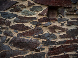 imagen textura pared de piedra con las juntas de cemento y una pequeña ventana con la viga de madera 