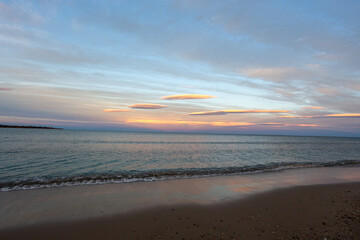 Atardecer a la orilla del mar