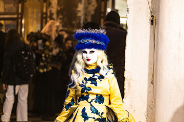 Fototapeta na wymiar Karneval Nacht in Venedig Italien