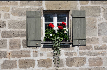 Fototapeta na wymiar Blumenfenster in Dinkelsbuehl