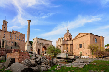 Blick auf den Septimius-Severus-Bogen, dem Saturn-Tempel, den Senatorenpalast und im Hintergrund das Viktor-Emanuelsdenkmal