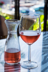 Botella y copa de vino rosado en un restaurante