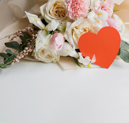 Obraz na płótnie Canvas Beautiful bouquet and heart shaped card