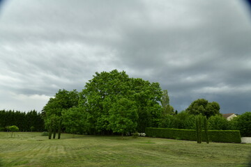Nuage d'orage sur un paysage rural au bourg de Champagne au Périgord Vert 