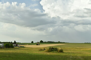 Fototapeta na wymiar Nuage d'orage en formation sur un paysage rural près du bourg de Champagne au Périgord Vert 