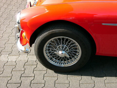 Austin Healey Roadster und Sportwagen Klassiker mit Chromspeichenrad am 21.04.2018 bei der ADAC Westfalen-Lippe-Fahrt im Stadtteil Sennestadt in Bielefeld im Teutoburger Wald in Ostwestfalen-Lippe