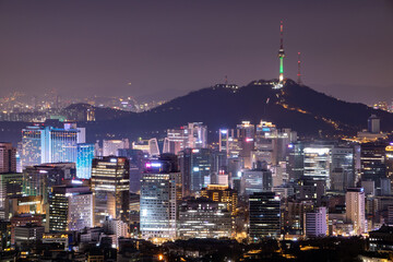 Obraz premium Night view of downtown Seoul skyline, from the top of a hill, South Korea 