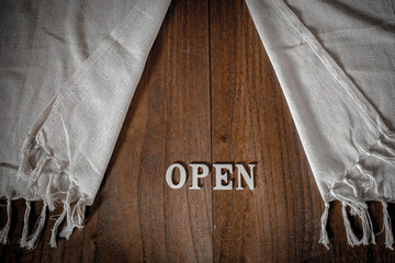 オープン（舞台幕が開くイメージ）