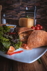 Calzone de pizza en una restaurante Italiano.