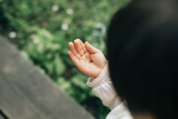 てんとう虫と子供 © はるか 三浦