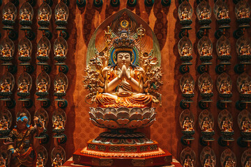 Fototapeta premium Buddha statue in a temple in Singapore