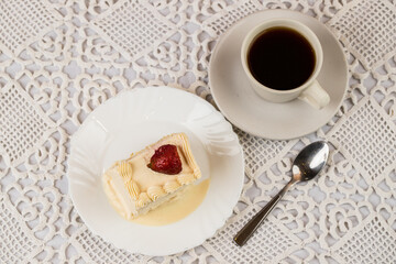 Cafe y pastel de fresa