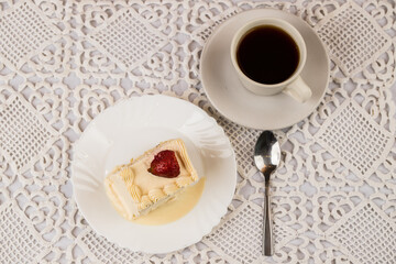 Café y pastel de fresa