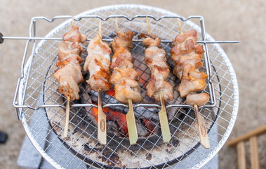 焼き鳥を七輪で焼いている