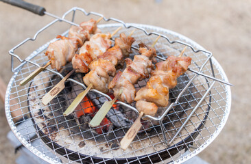 焼き鳥を七輪で焼いている
