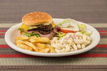 Hamburguesa con papas fritas y ensalada