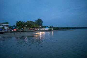 Obraz premium Dawn view by the bay