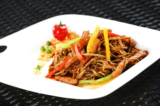 Stir-Fried Beef with Tea Tree Mushroom