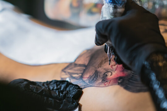 Tatuaje visto en detalle en técnica whip shading, uso de tinta negra y roja