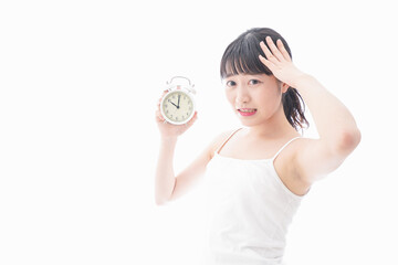 寝坊をする若い女性